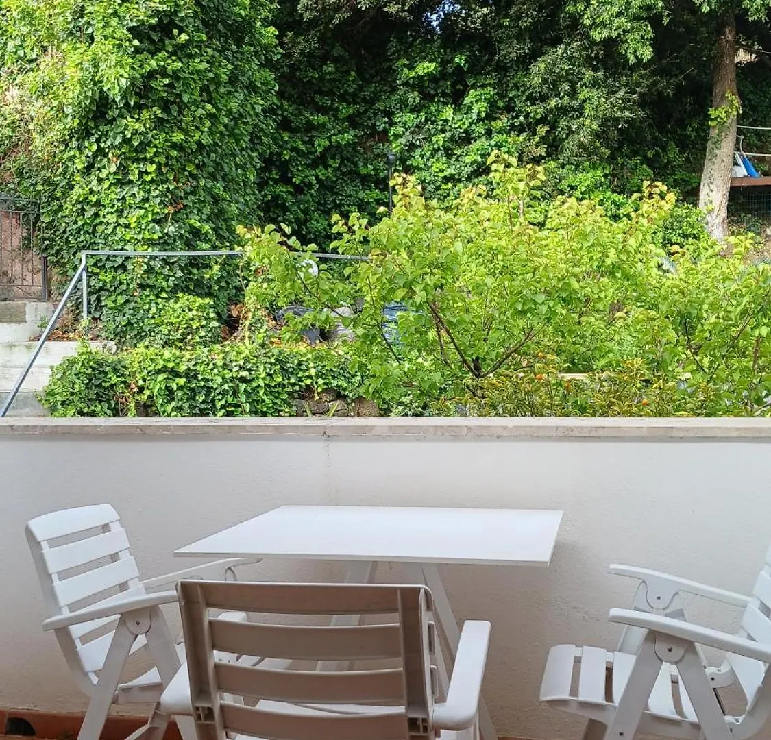 A 2 Passi Dalla Piazza Isola di Ustica 0*,