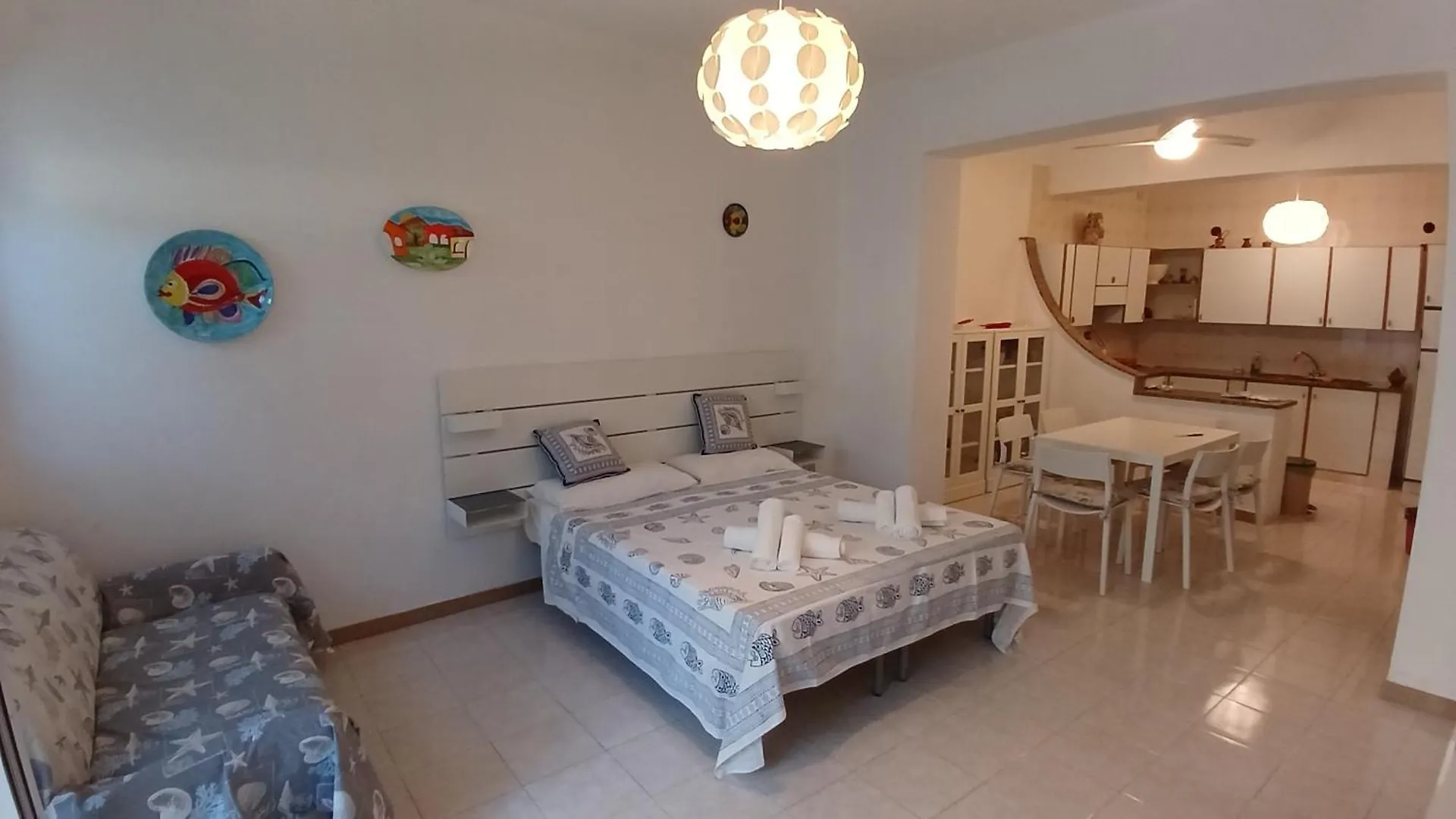 A 2 Passi Dalla Piazza Isola di Ustica 0*,  Itálie